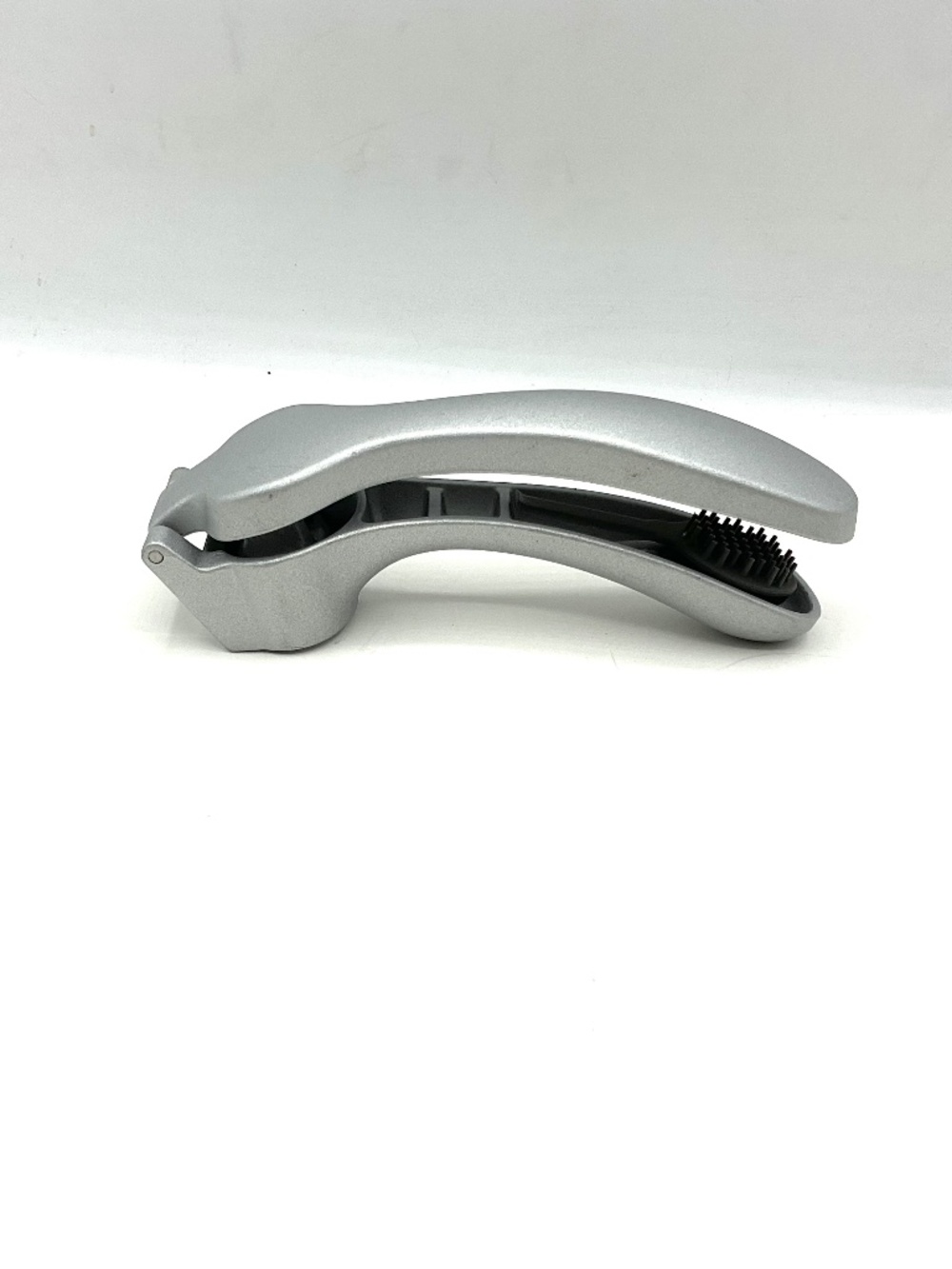 Pampered Chef Garlic Press w/ cleaning tool